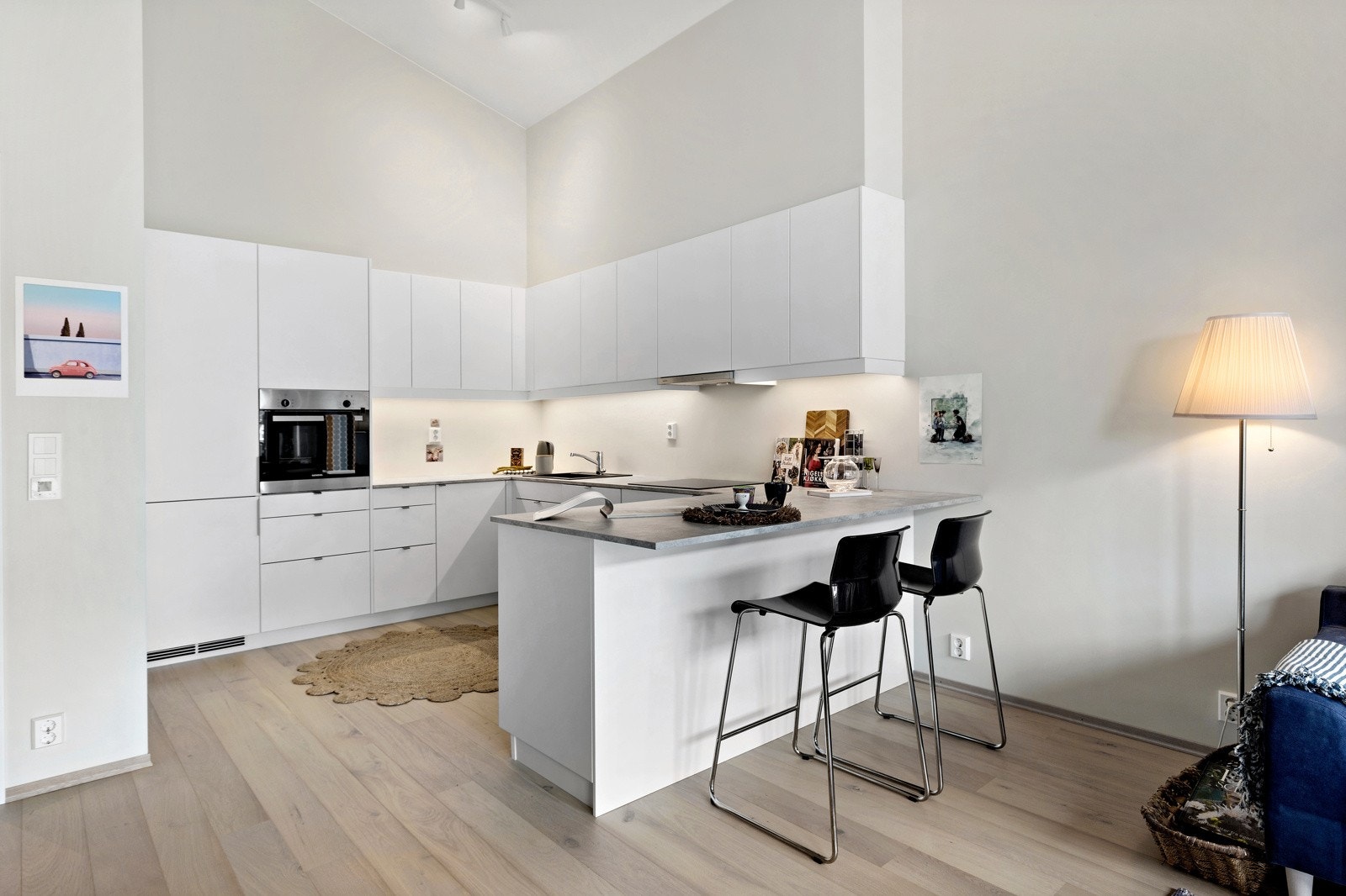 Koselig spiseplass på kjøkkenøya Galleribilde