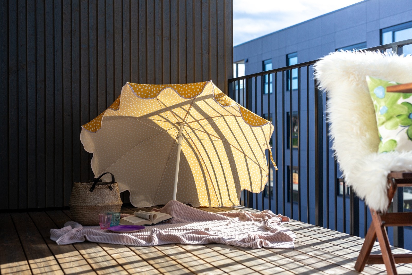 Balkongen er på hele 12 m2 Galleribilde