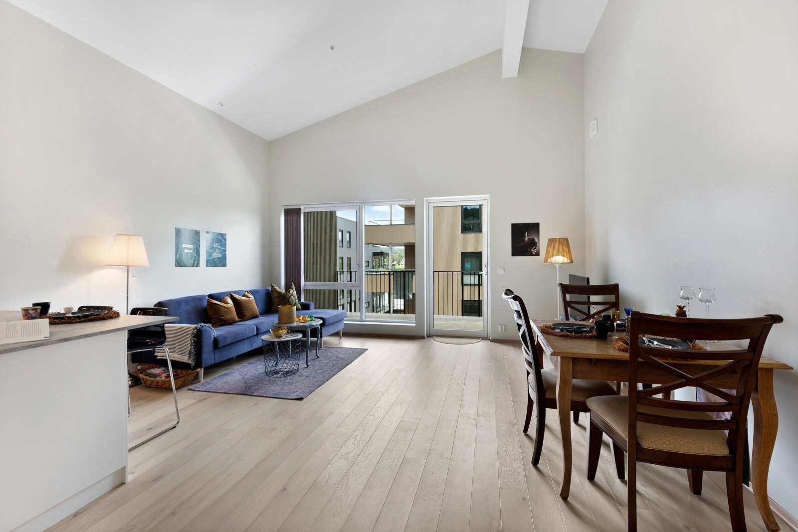 Lys og trivelig stue - Ekstra takhøyde gir leiligheten særpreg Galleribilde