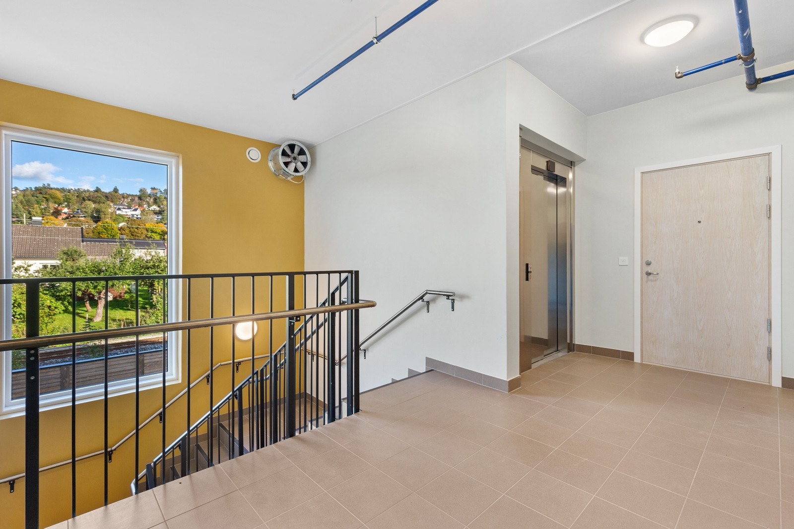 Lys og delikat trappegang med heis til både leiligheten og direkte til parkeringskjeller Galleribilde