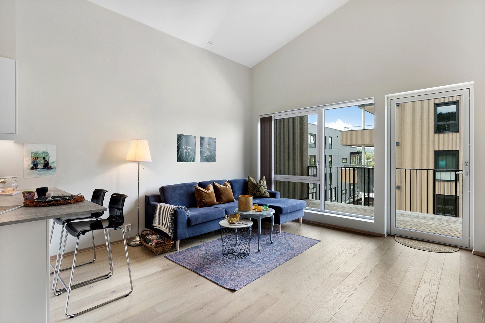 De store vindusflatene gir svært godt lys inn i rommet Galleribilde