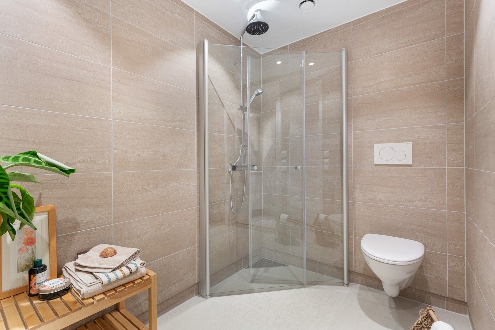 Dusjhjørne som har praktiske og plassbesparende dusjvegger som slås inn når dusjen ikke er i bruk - Vegghengt toalett Galleribilde