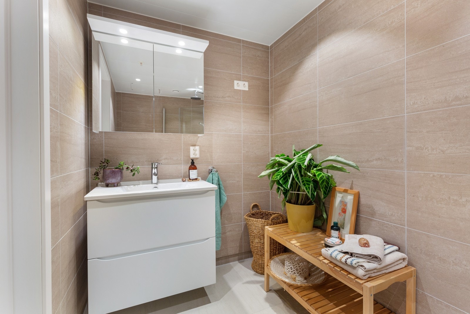 Lunt og hyggelig flislagt bad/vaskerom med varmekabler Galleribilde