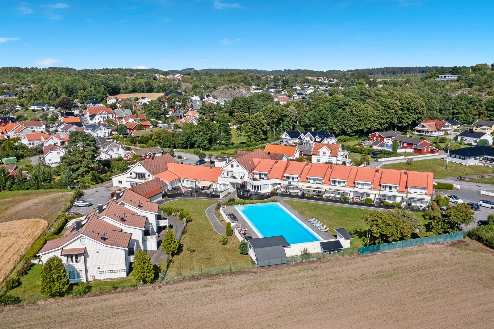 Sameiet har fine fellesarealer med bassengområde, stor stue og kjøkken, vaskerom og sykkelbod. Galleribilde
