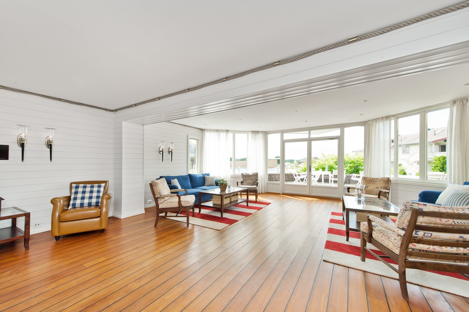 Hagestuen vender ut mot bassenget og hagen - her er det flere sofagrupper som kan benyttes Galleribilde