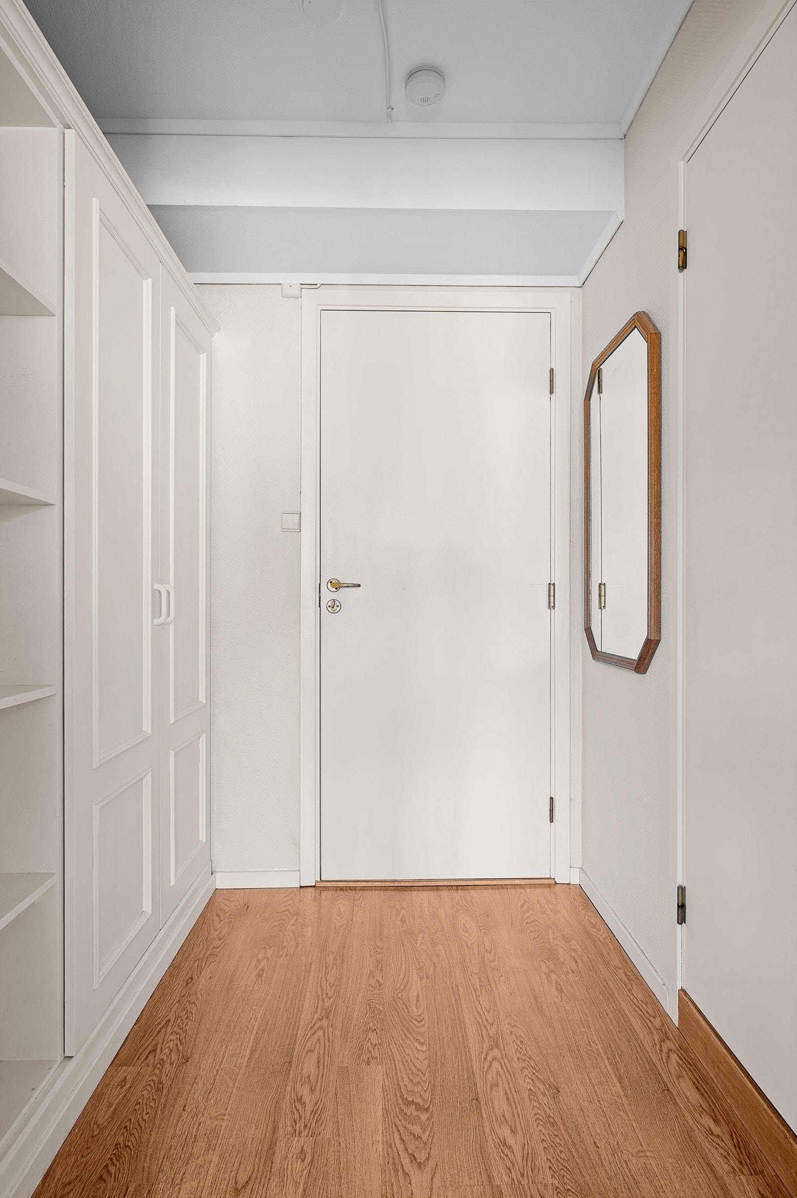 Gang med garderobeskap Galleribilde