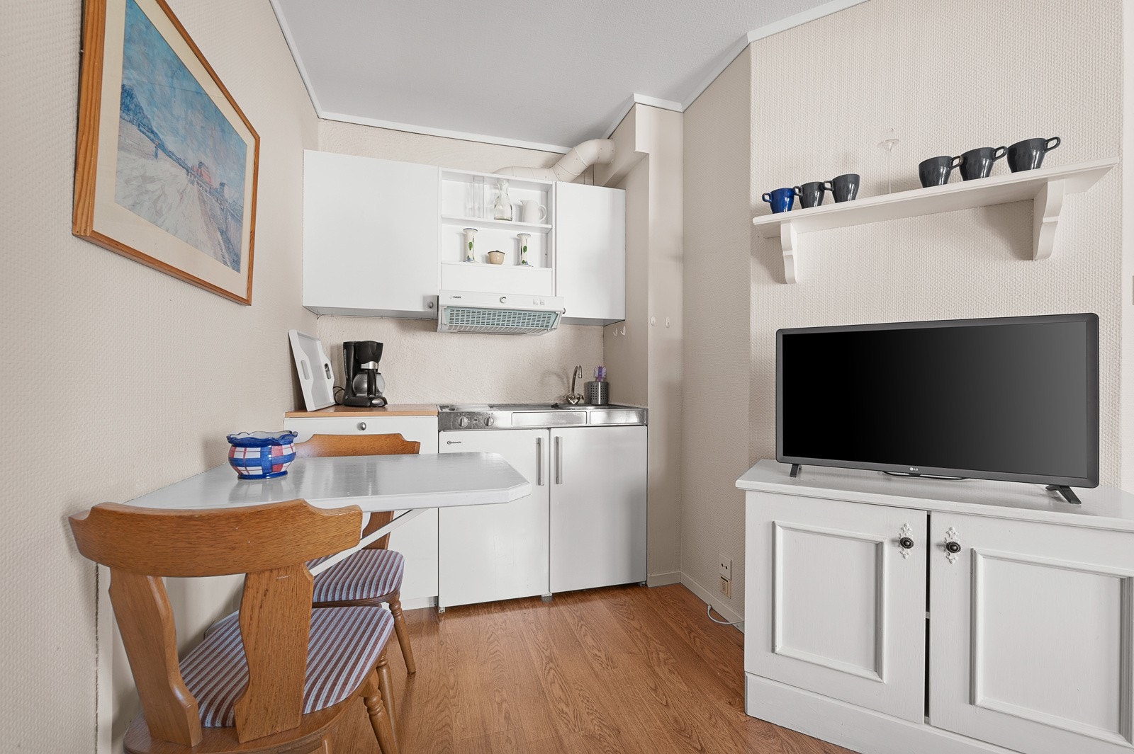 Kjøkken med det du trenger til matlagingen Galleribilde