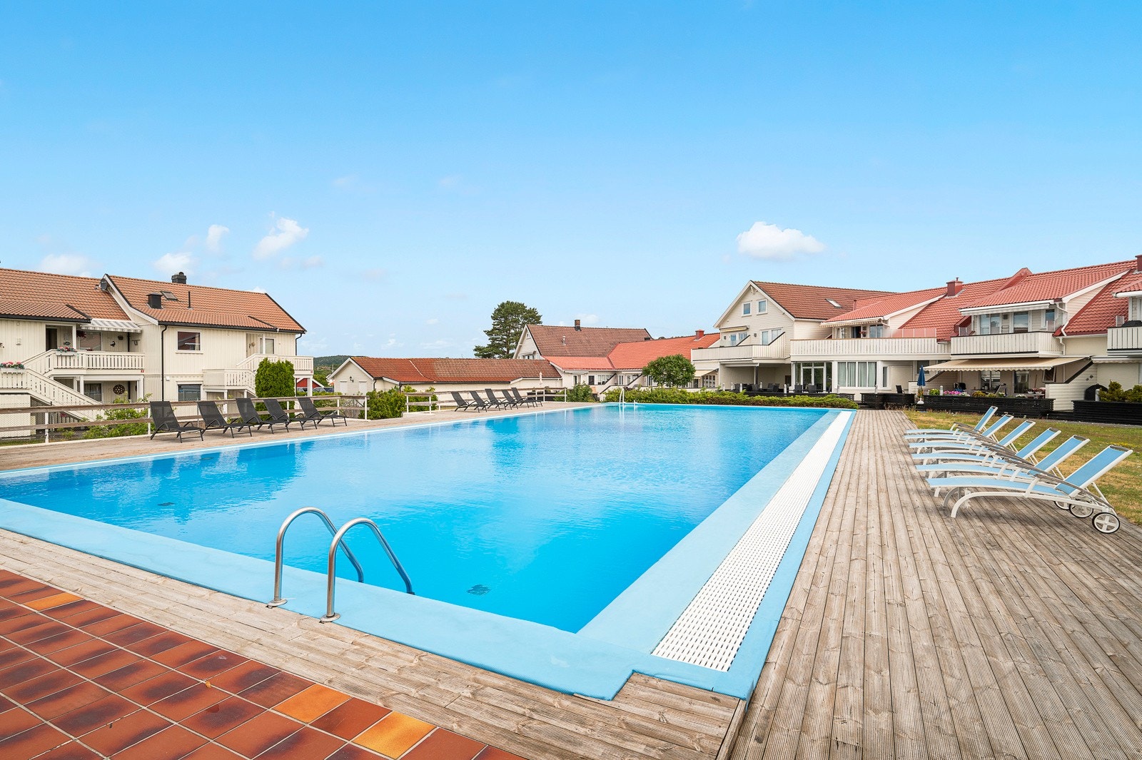 Bassenget er åpent fra medio juni til slutten av august Galleribilde