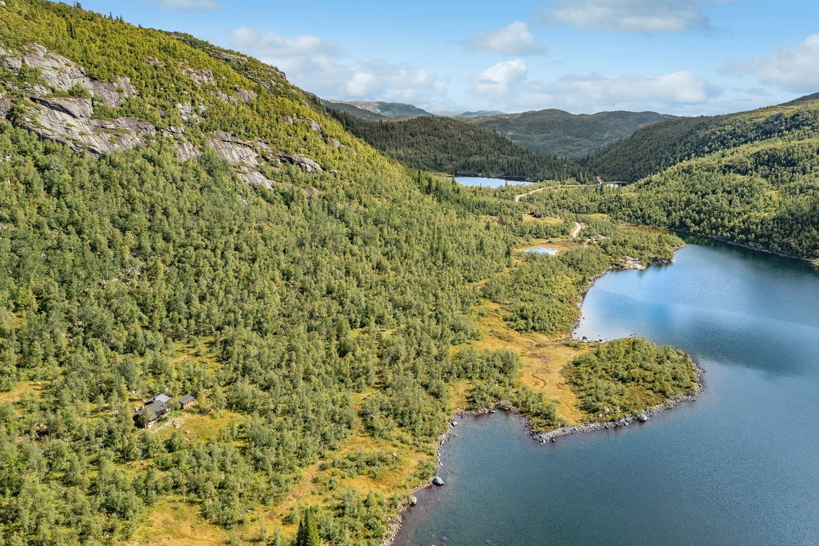 Området er preget av vakker fjellnatur, frodige daler og nærhet til vann og vassdrag, noe som gir et rikt tilbud av friluftsaktiviteter året rundt. Galleribilde