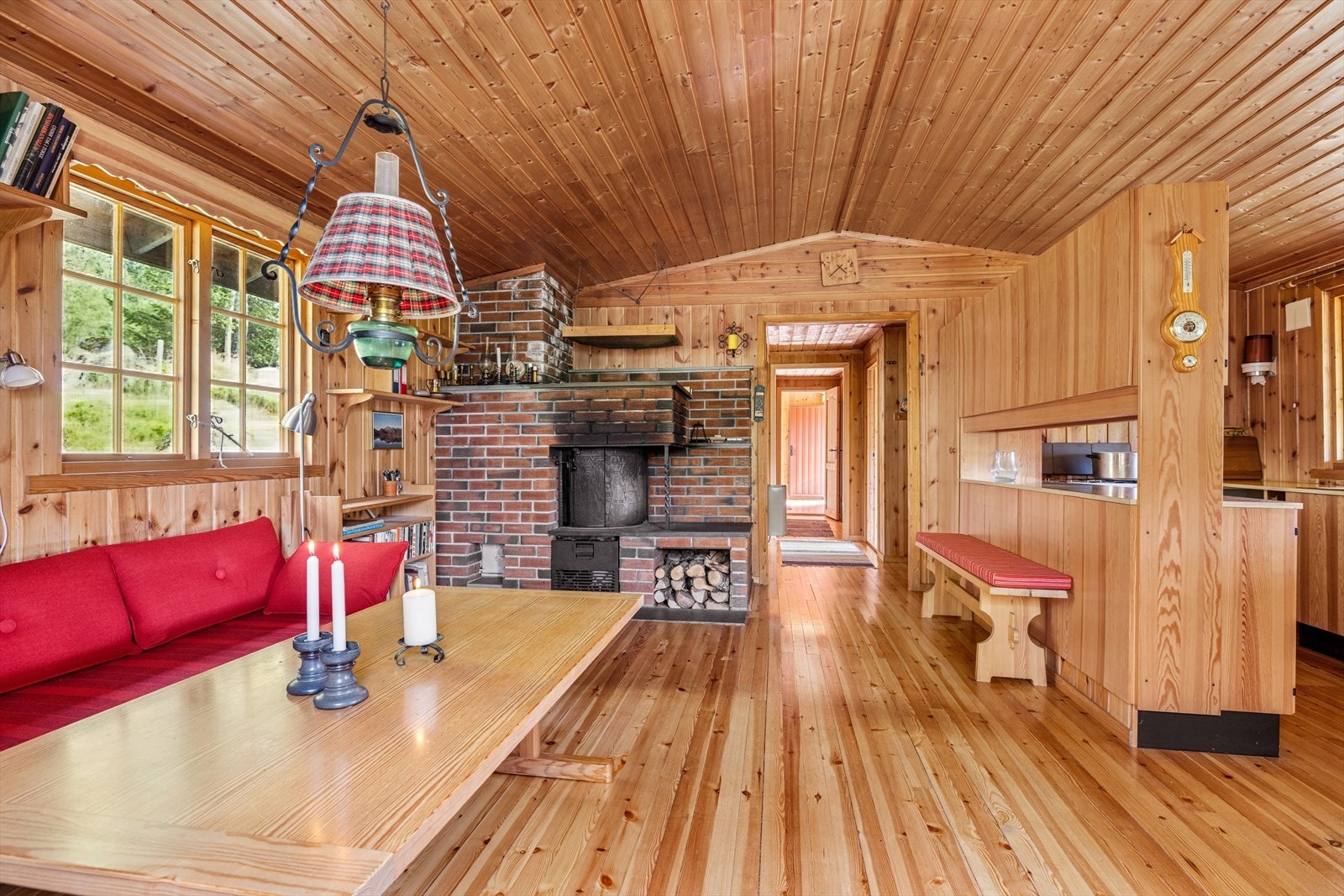 Stuen er romslig og har god plass til alt av det man skulle trenge. Stor vedpeis som varmer godt på kalde dager Galleribilde