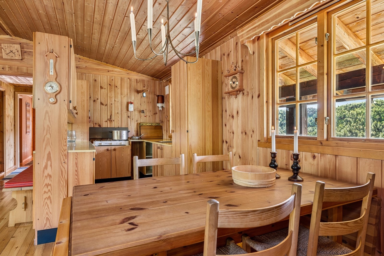 Hytten har et enkelt kjøkken, med en hyggelig spisegruppe Galleribilde