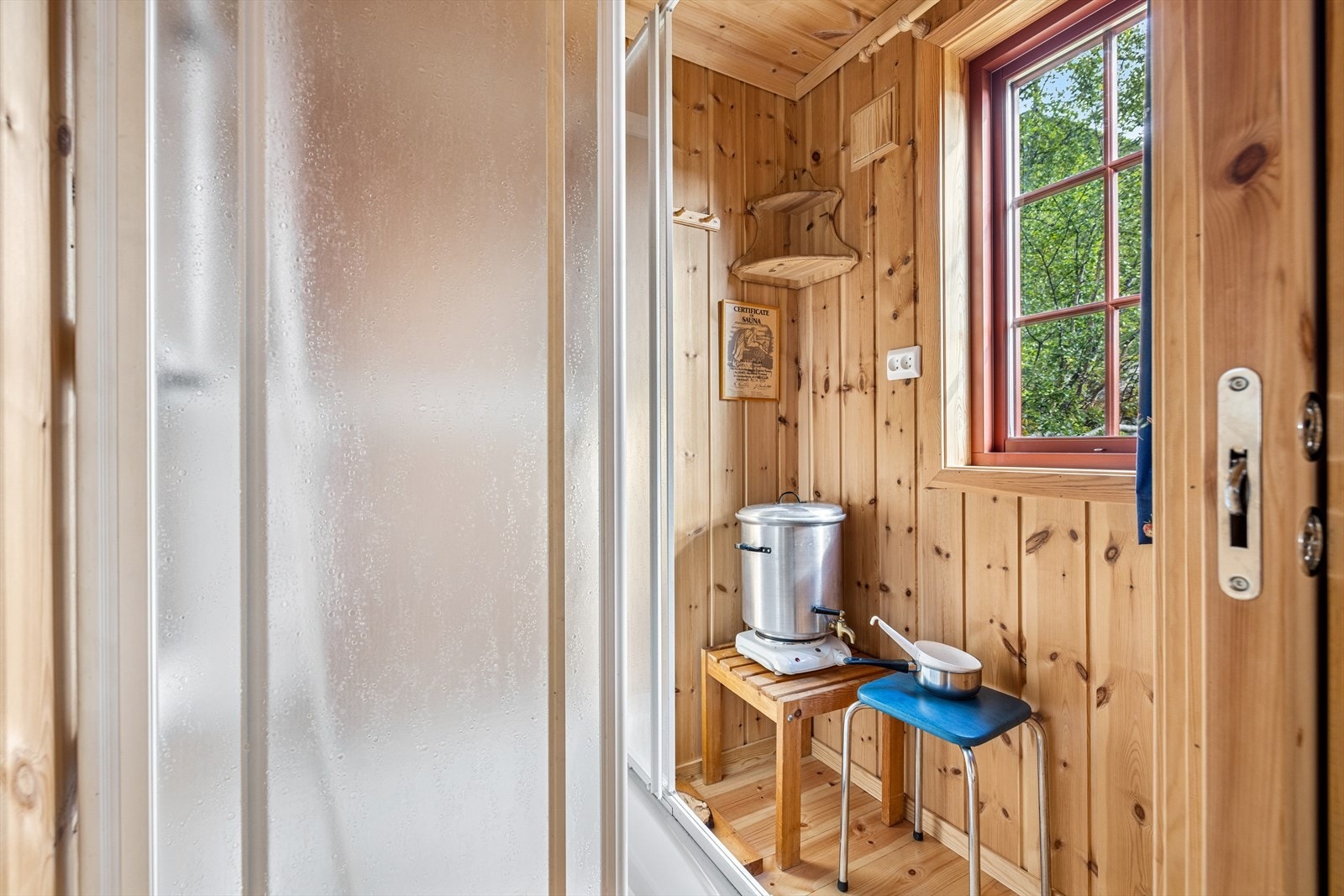 Sanitær rom med mulighet for å "dusje" Galleribilde