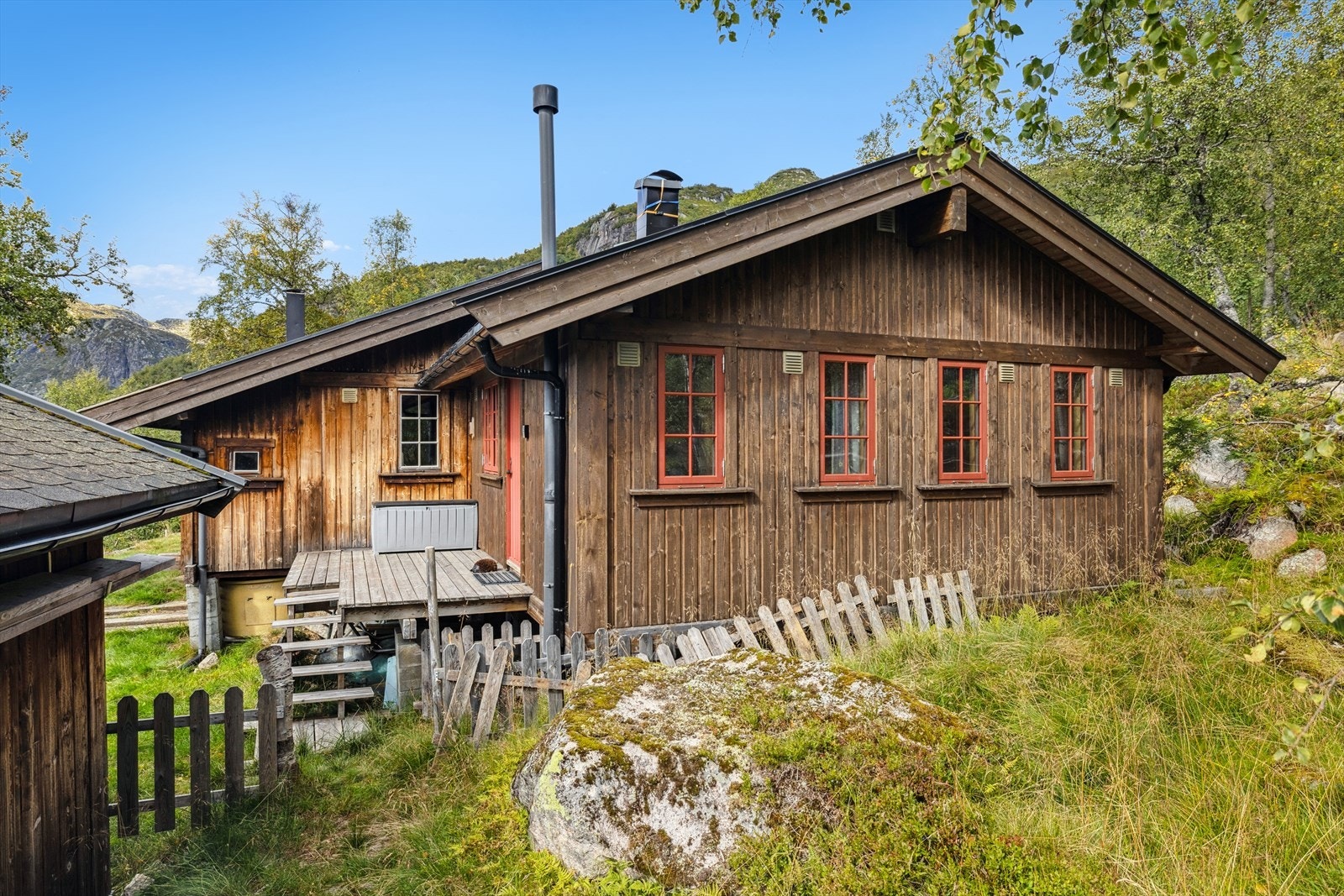 Etter hytten ble bygd så valgte eierne å bygge på et påbygg som gir hytten mer å tilby, med stue, to soverom og sanitær rom. Galleribilde