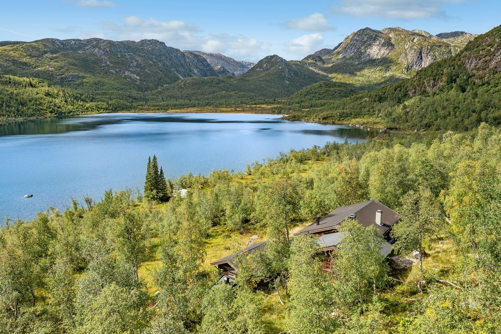 Området er kjent for sitt varierte turterreng med merkede stier, fjelltopper og fiskevann, og egner seg like godt for sommerens fotturer som vinterens skiturer. Galleribilde