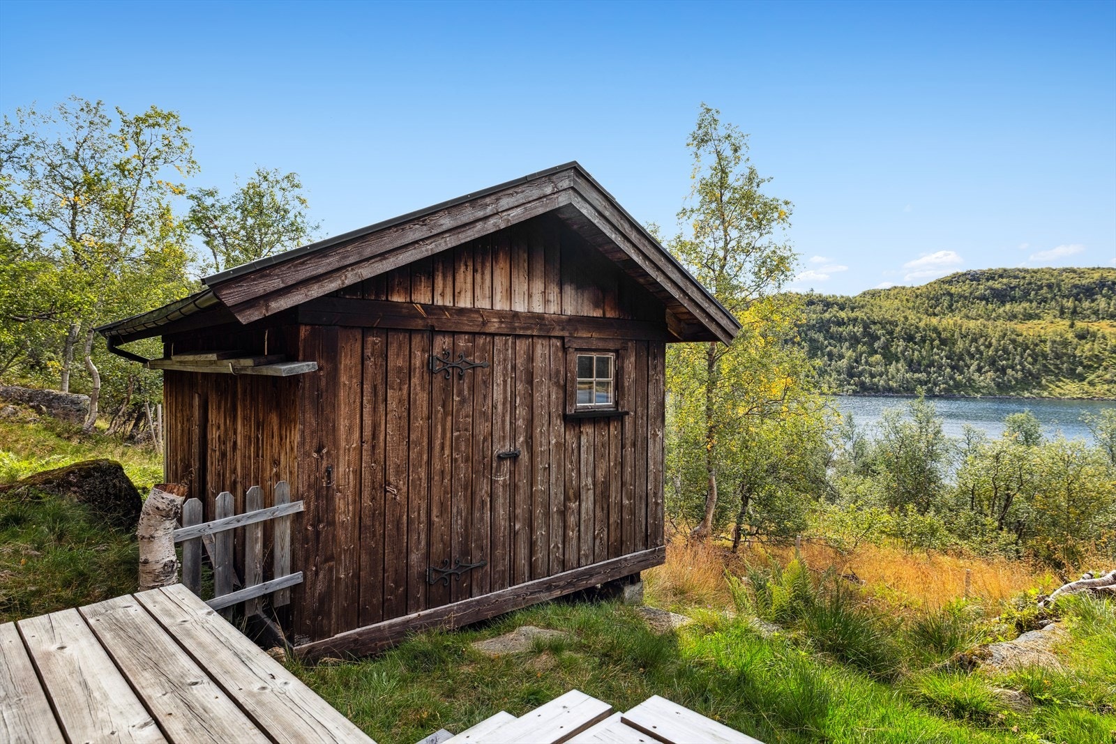 Stor utebod som har plass til alt av tur og ski utstyr Galleribilde