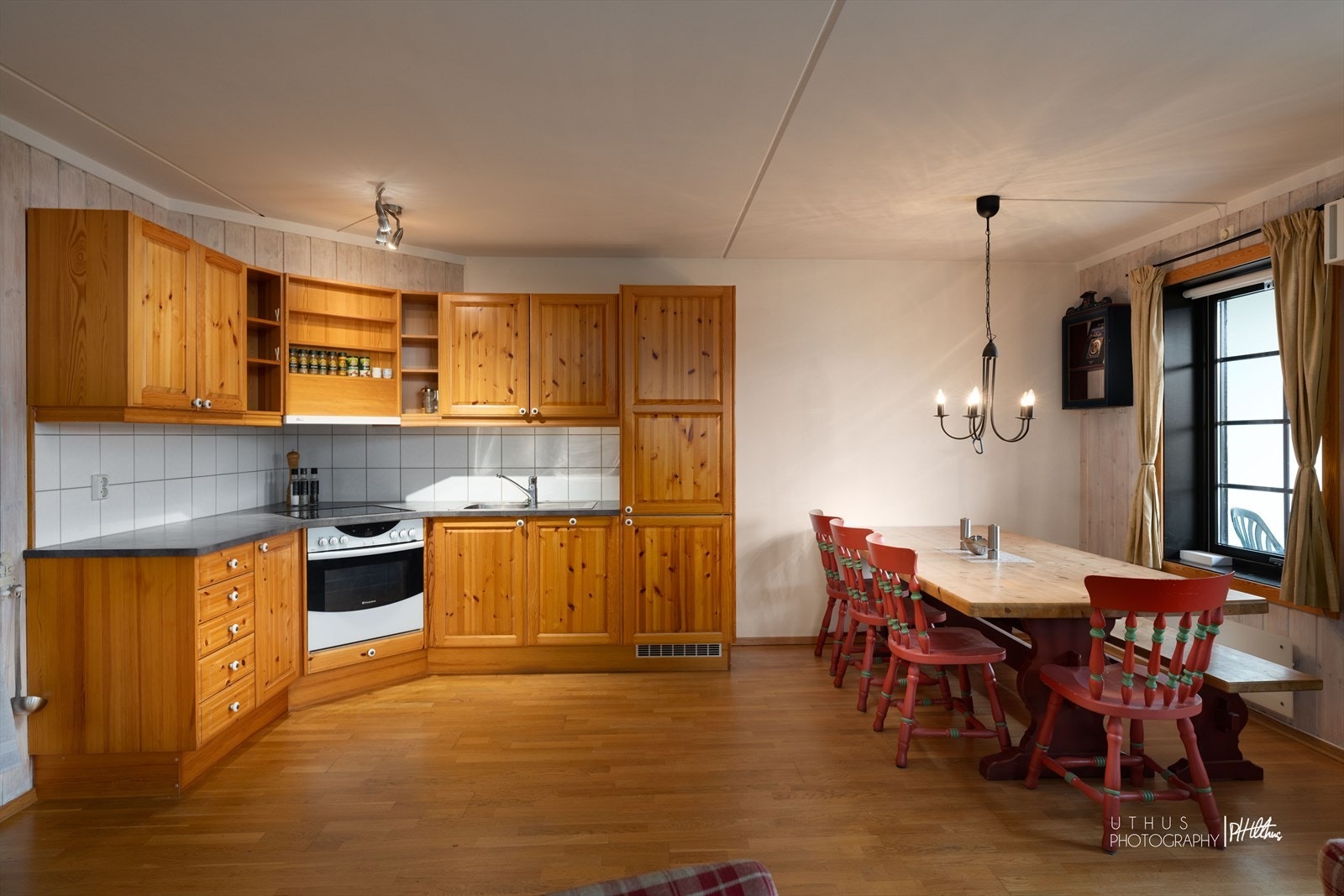 Kjøkkenet har innredning med speil profilerte furu-fronter. Galleribilde