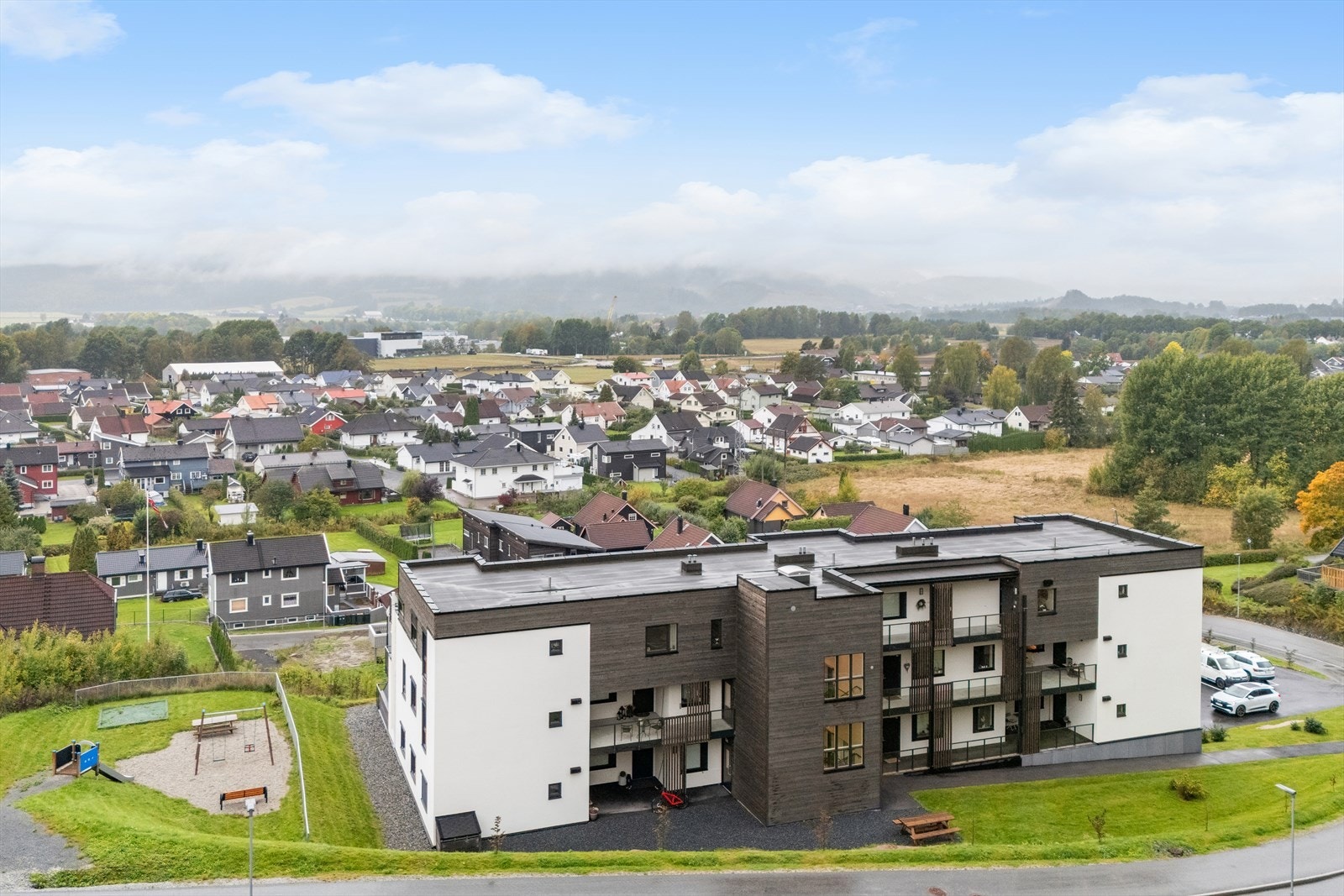 Her bor du med kort vei til det meste, i et nabolag som kombinerer praktisk hverdagsliv med naturnære opplevelser. Galleribilde