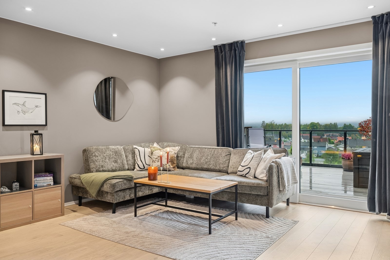 Det er utgang til en stor altan på hele 22 kvm gjennom et skyvefelt i glass. Galleribilde