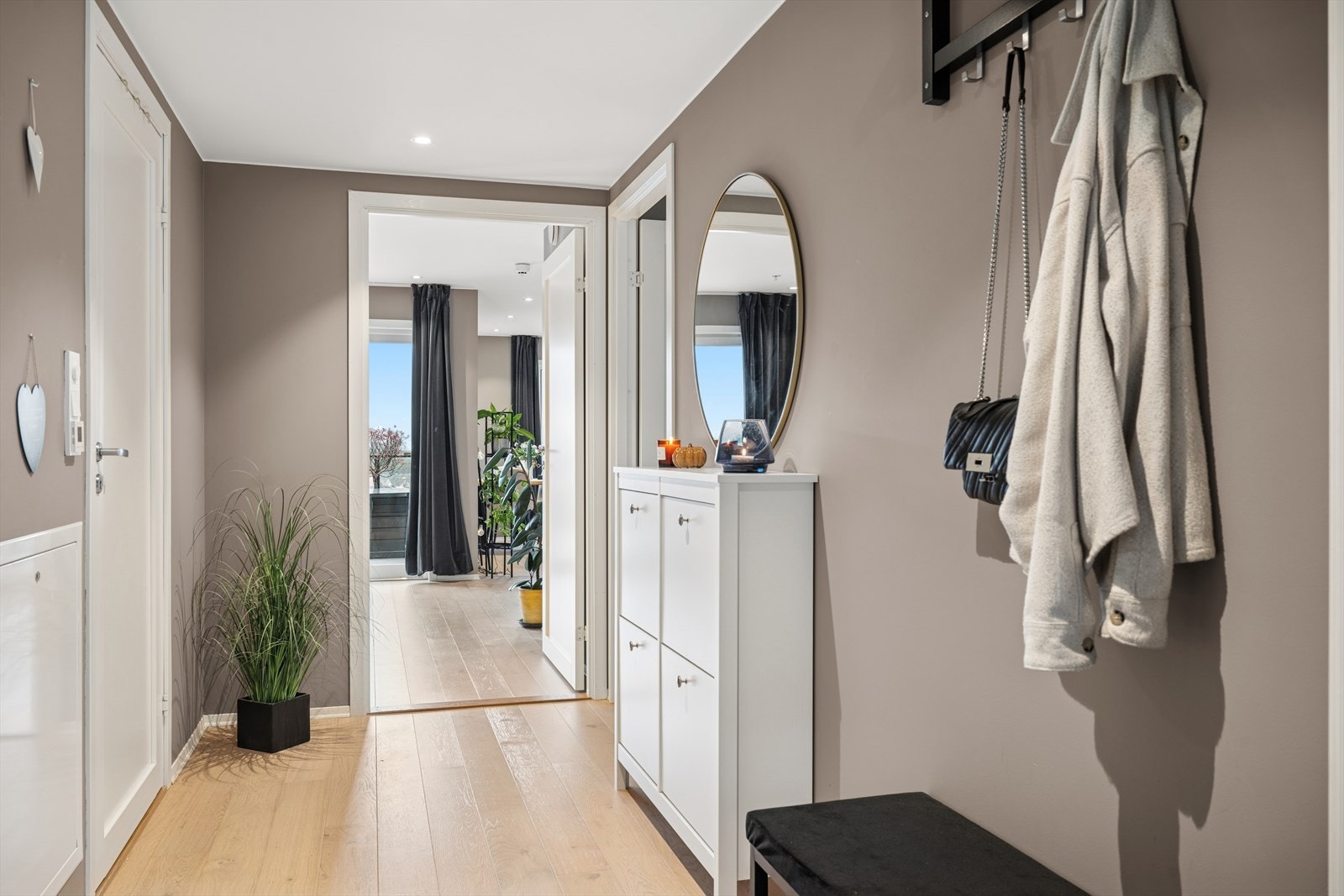 Innbydende entré med plass til oppheng av yttertøy. Galleribilde