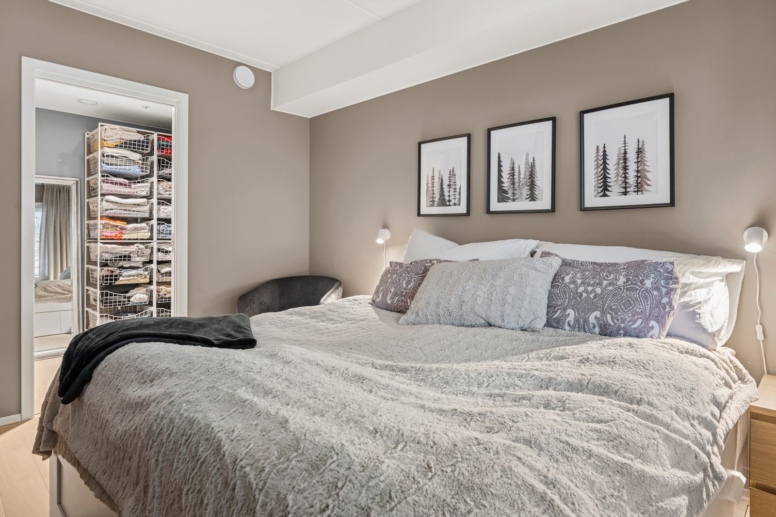 Egen walk-in garderobe. Galleribilde