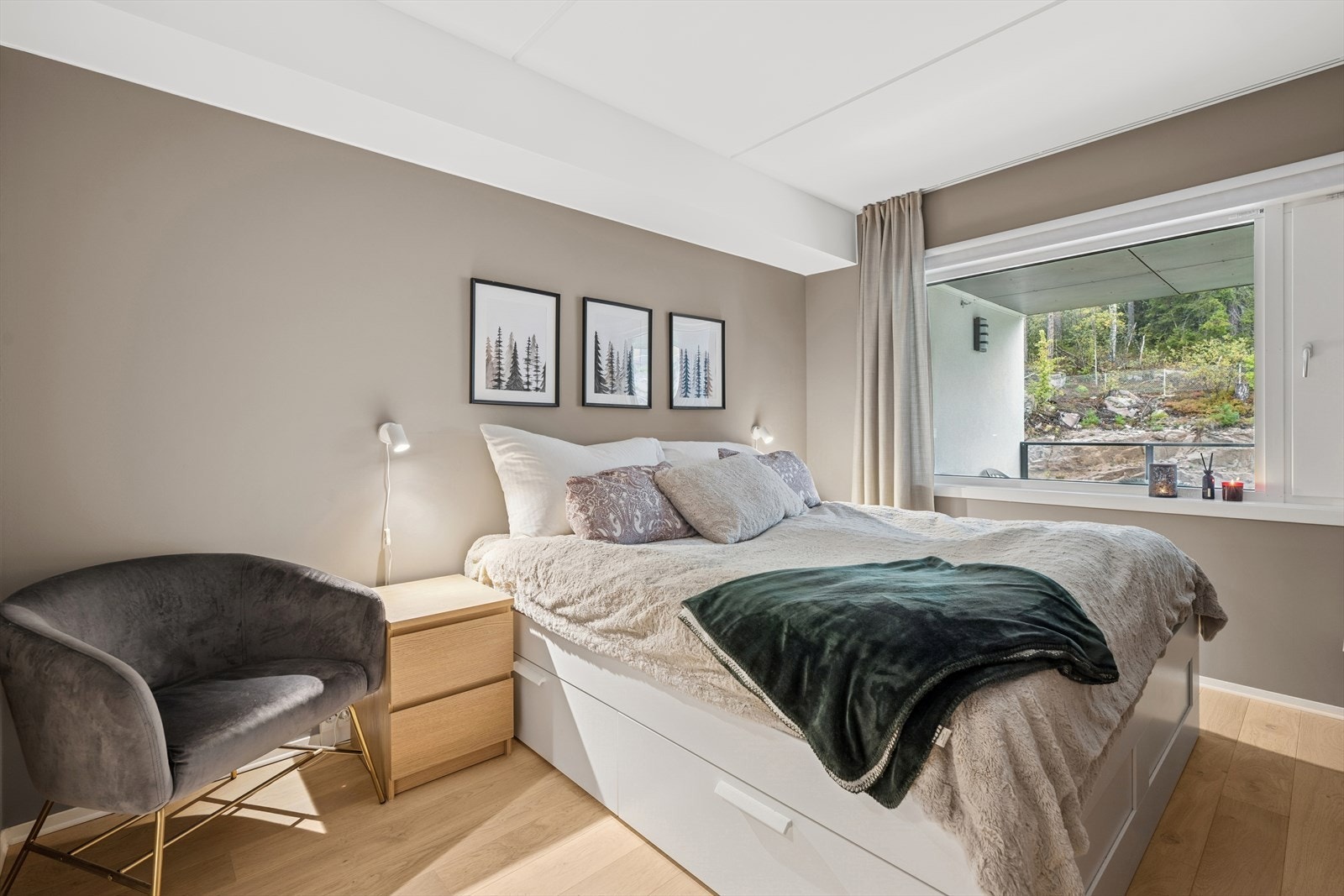 Leiligheten har to gode soverom, hovedsoverommet har både god plass til dobbeltseng og separat walk-in garderobe. Galleribilde