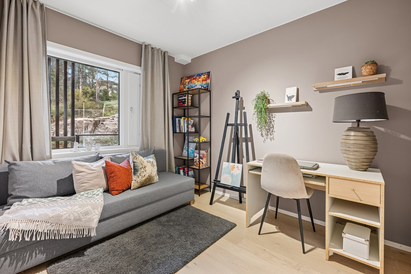 Soverom 2 er også romslig, og har plass til både seng, garderobeskap og annen ønsket møblering, f.eks skrivebord. Galleribilde