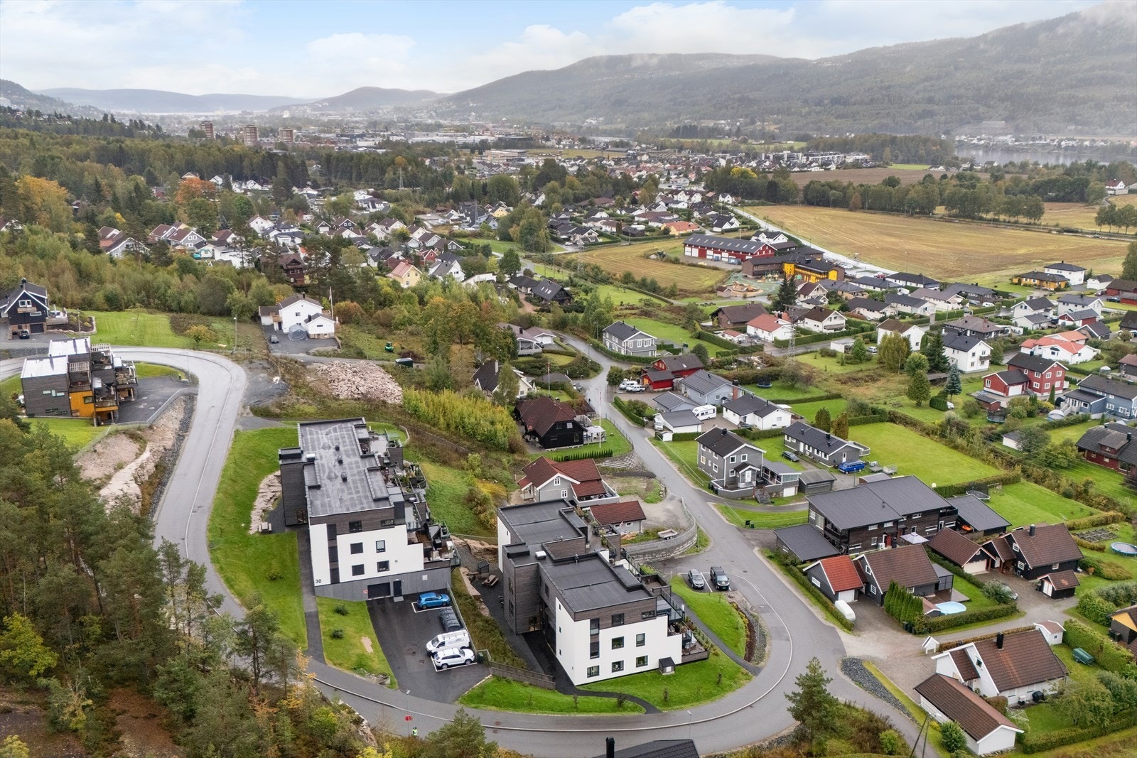 Kvernhusveien 30 ligger i hjertet av Solbergelva - et etablert og populært boligområde i Drammen kommune. Galleribilde