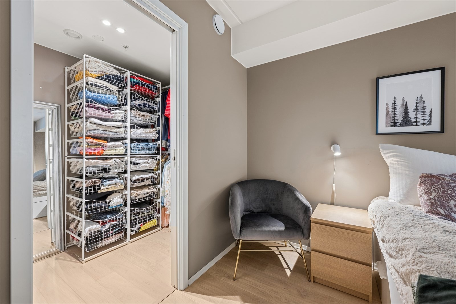 Det er skyvedør inn til walk-in-garderoben. Galleribilde