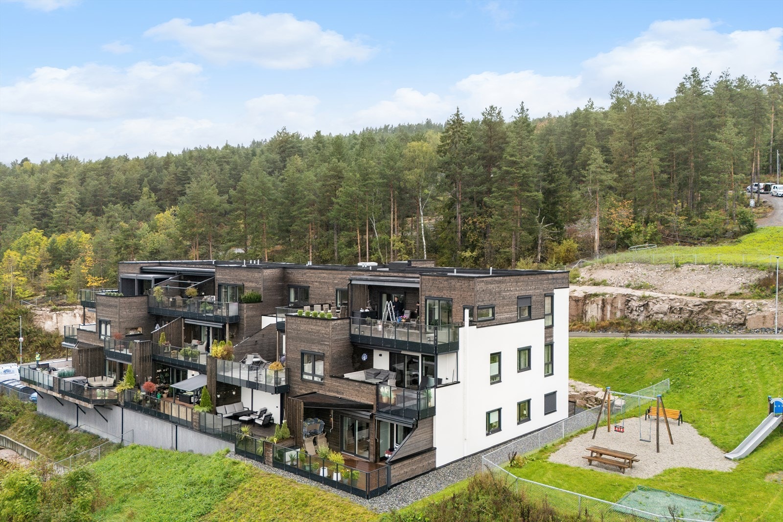 Terrassert og fin bebyggelse, som passer fint inn i området. Galleribilde