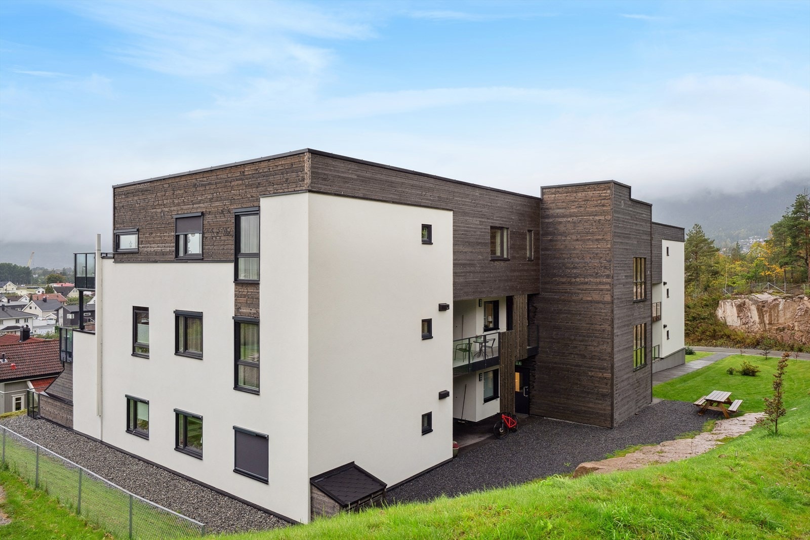 Bygget ble oppført i 2022, og har moderne arkitektur. Galleribilde