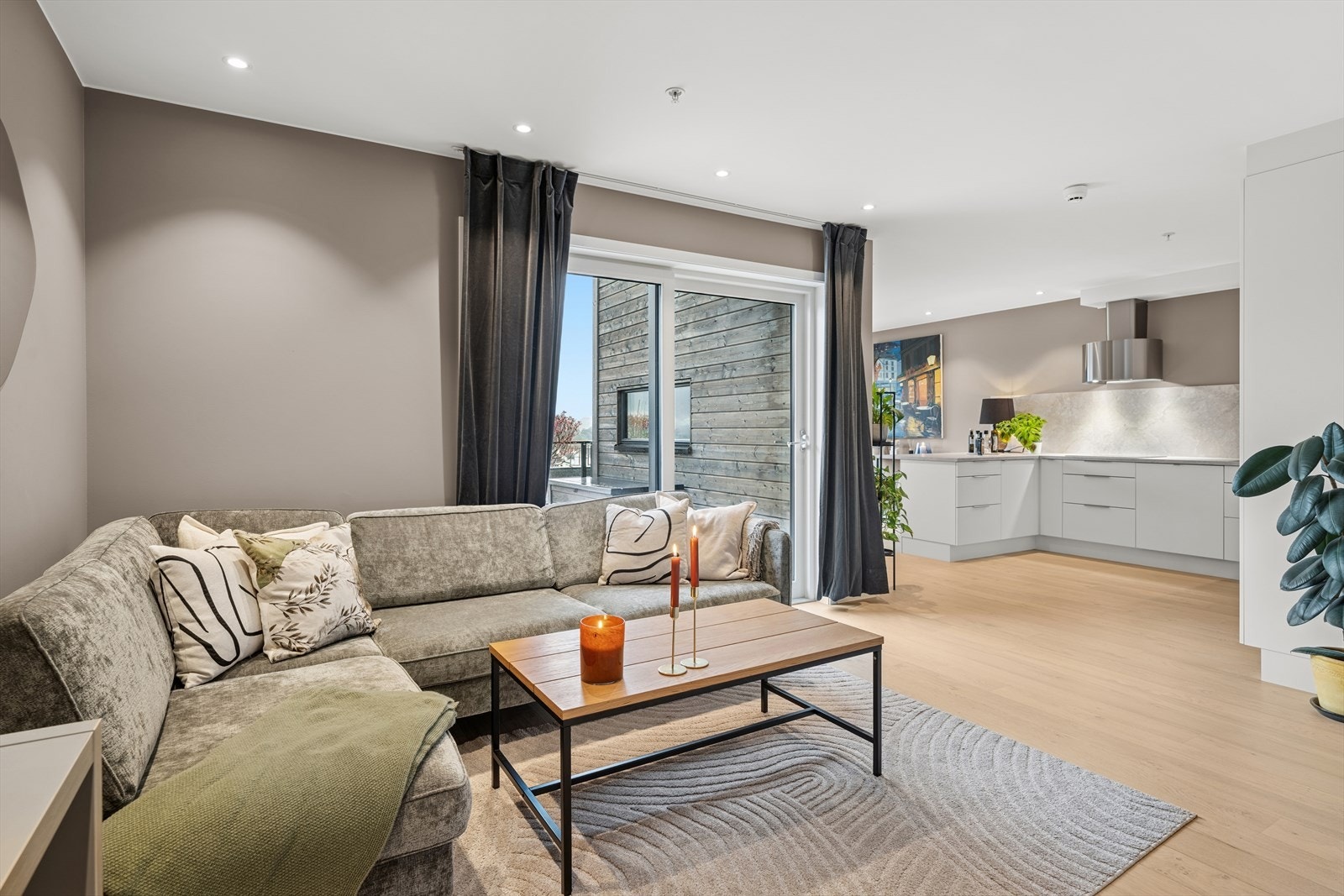 Stuen og kjøkkenet ligger i delvis åpen løsning med god plass til spisebord i en egen sone. Galleribilde