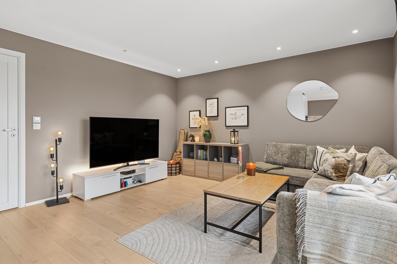 Veggene er malt i en lun fargetone, og det er en flott parkett på gulvet. Integrerte downlights i himlingen. Galleribilde