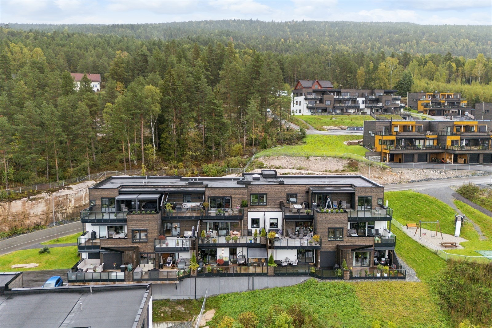 Nabolaget er kjent for sitt gode bomiljø, med opplevd trygghet og et vennlig naboskap som gjør det attraktivt for både familier og enkeltpersoner. Galleribilde