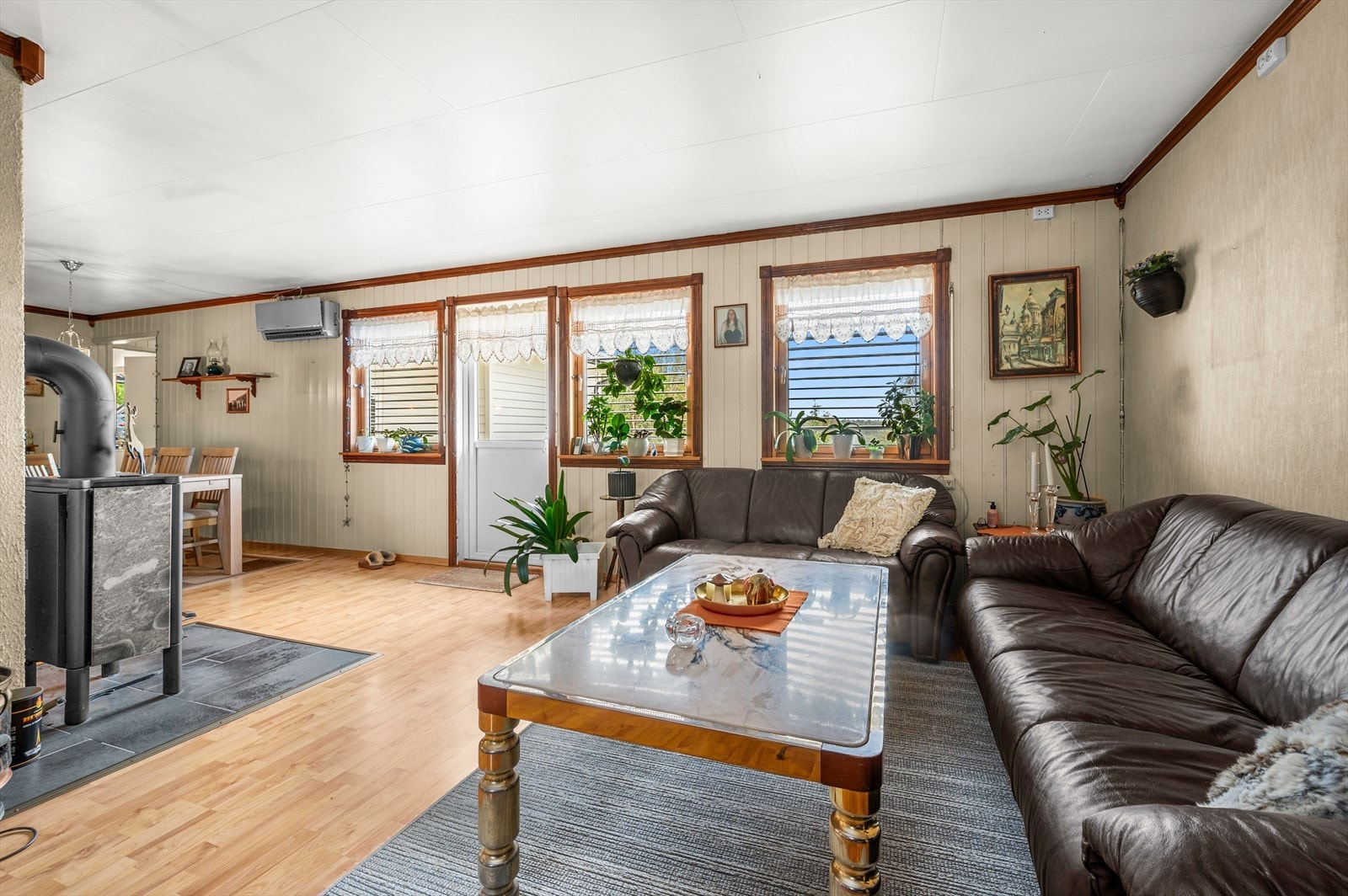 Stuen har vinduer vendt mot sør. Galleribilde