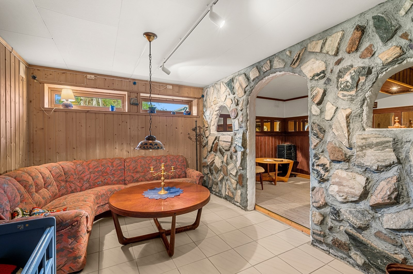 Boligen har også hel kjeller med god takhøyde. Her har man blandt annet en kjellerstue på 18m². Galleribilde