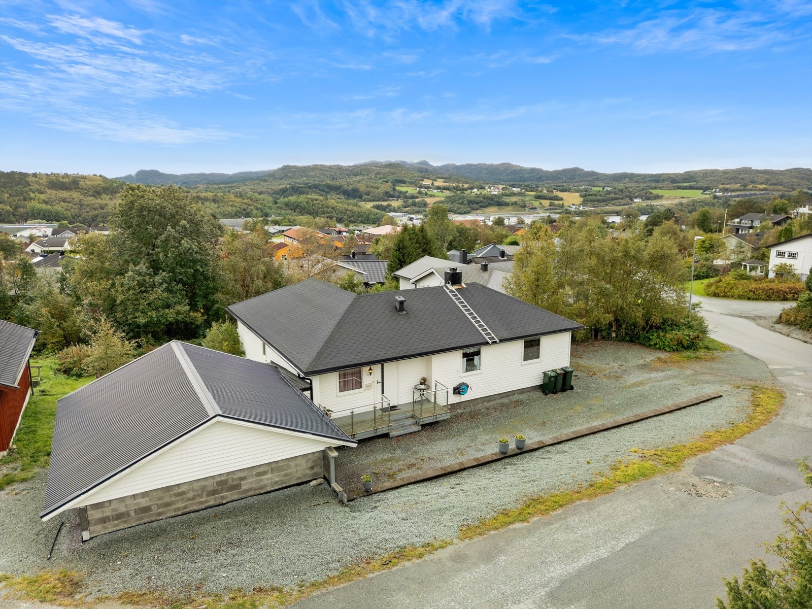 Velkommen til Hareveien 1 - En romslig og velplassert enebolig med gode solforhold. Galleribilde