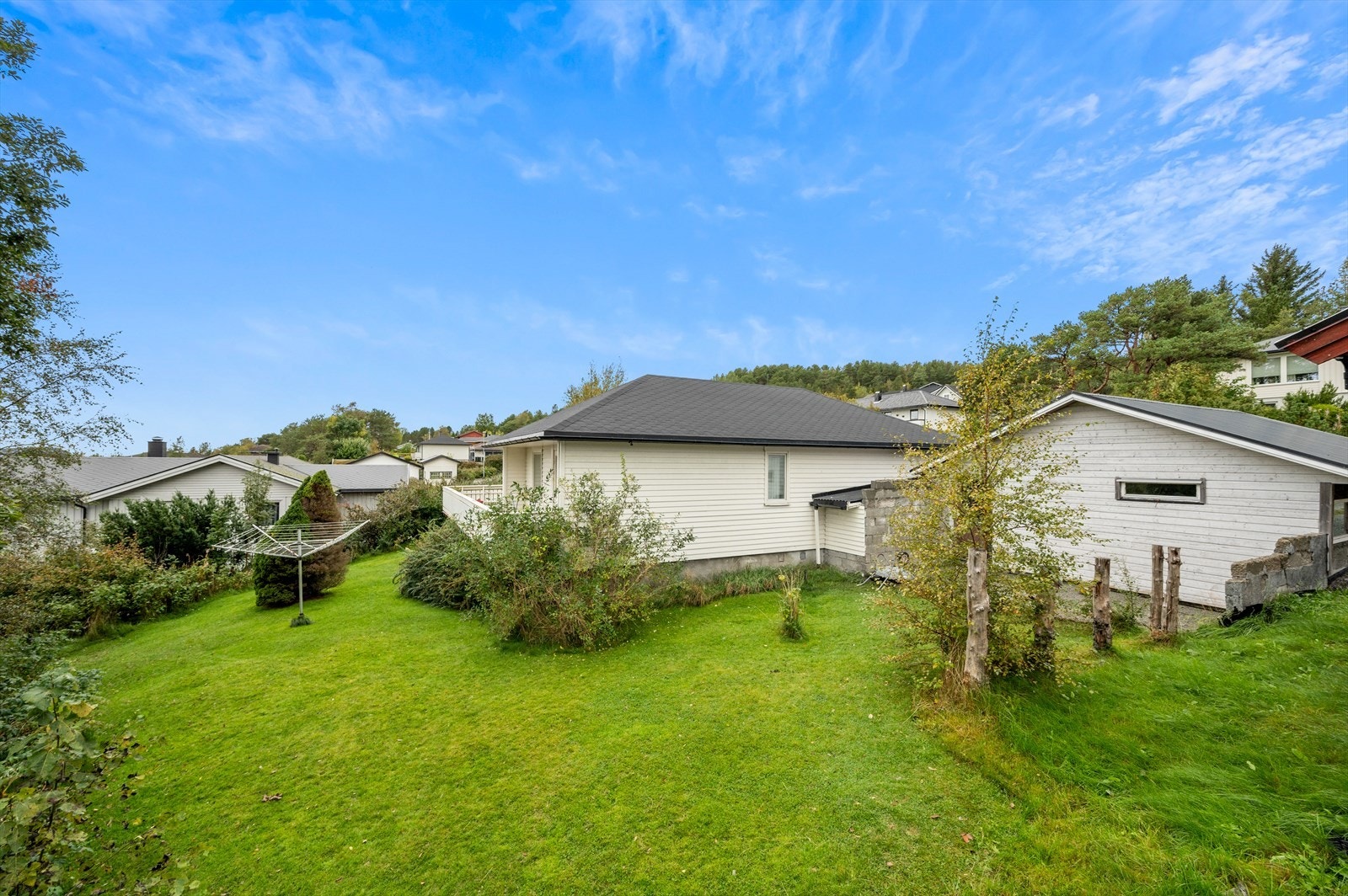 Hagen er pent opparbeidet med plen og annen beplanting. Galleribilde