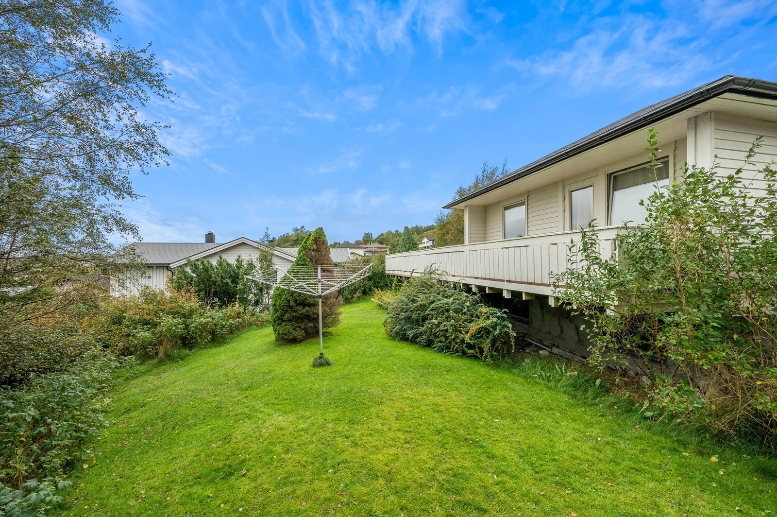 Uteområdet har hekk på alle sider er perfekt for både barn, voksne og dyr. Galleribilde