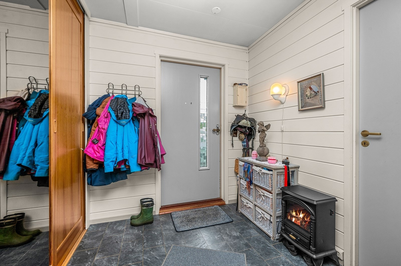 Entreen er på 6,5m² med innebygd skyvedørsgarderobe som gir godt med oppbevaring. Galleribilde