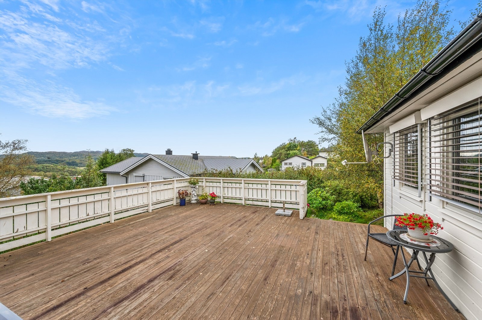 Utvendig har man en stor terrasse på 55m² med trapp ned til plenen. Galleribilde