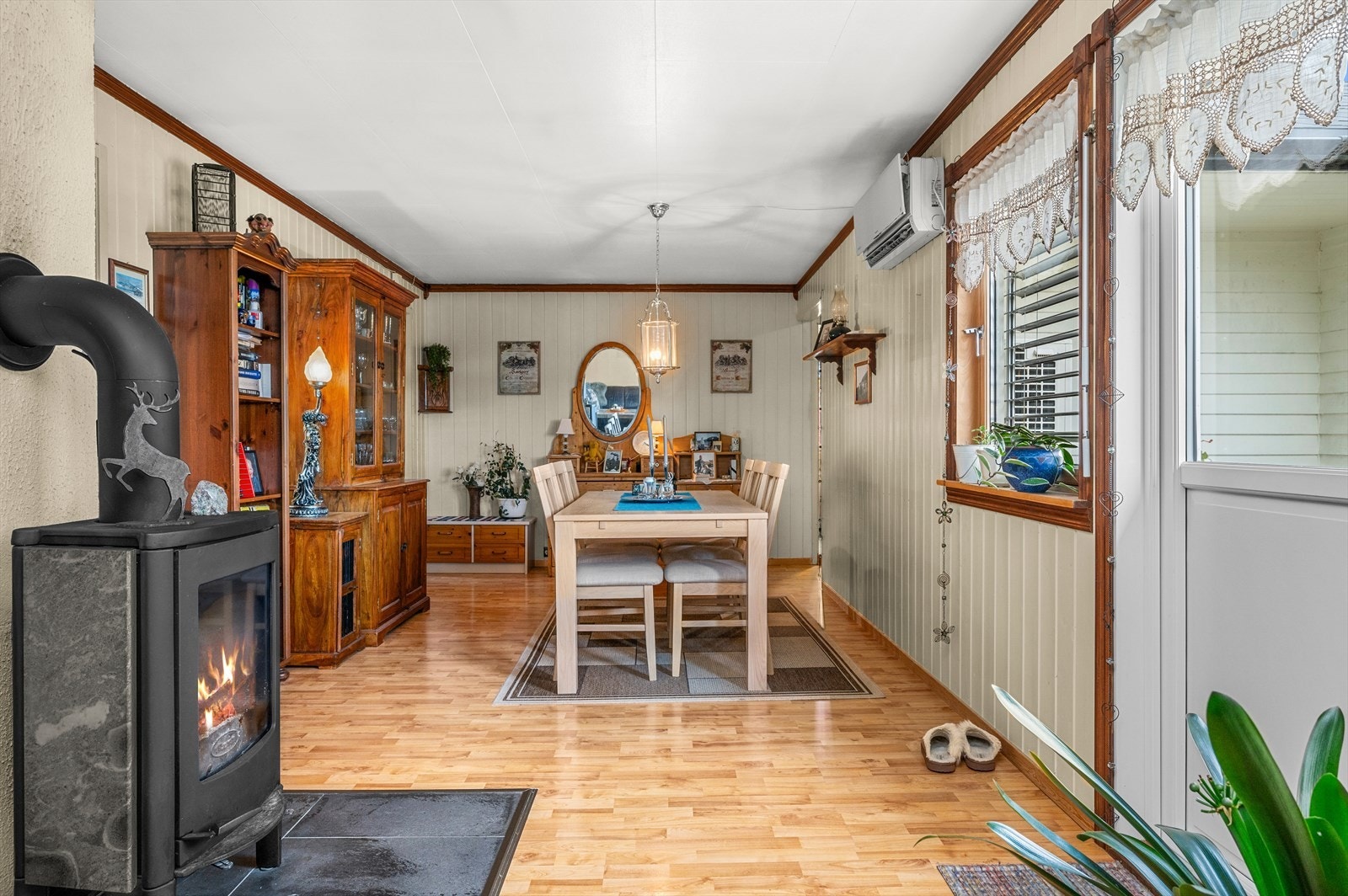 Spiesestuen har god plass til et stort spisebord. Galleribilde