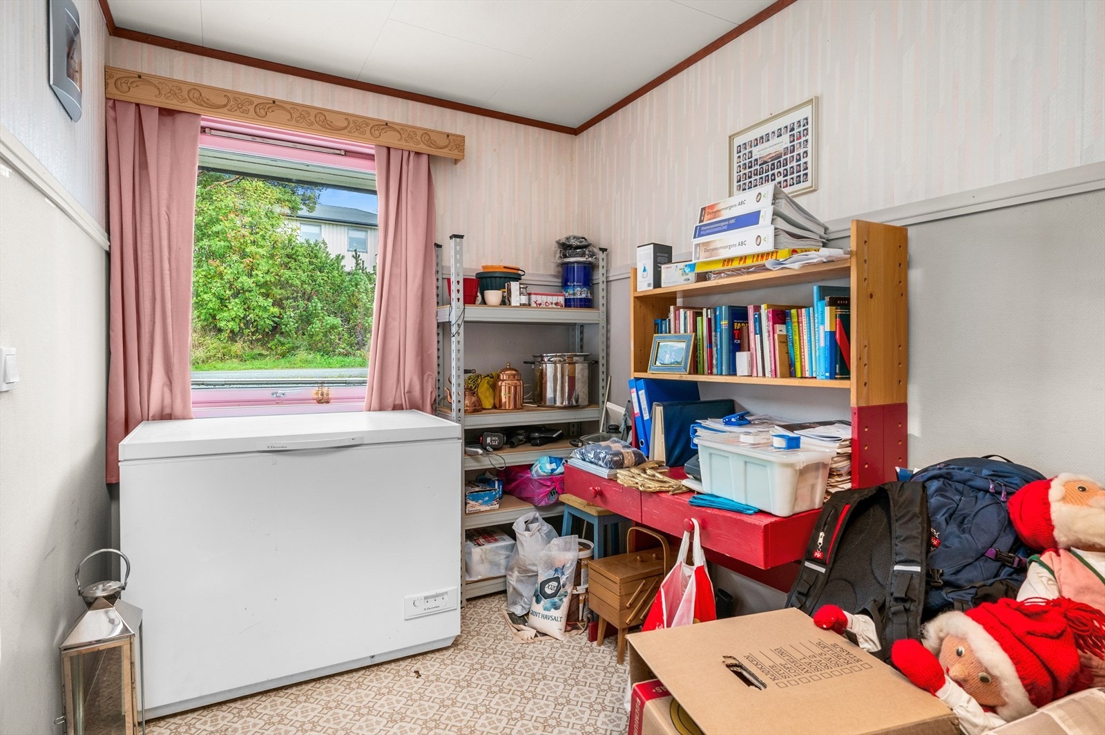 En av boligens soverom brukes idag som bod, men er godkjent som soverom. Galleribilde