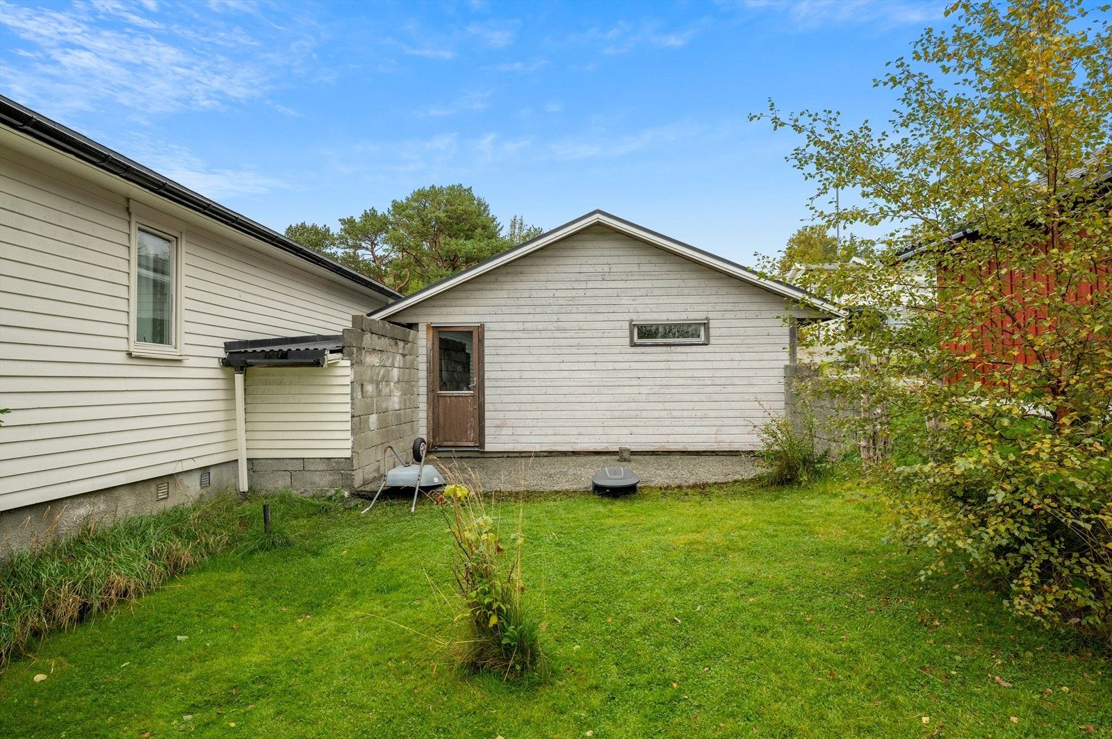 Egen dør fra garasjen ut til hagen. Galleribilde