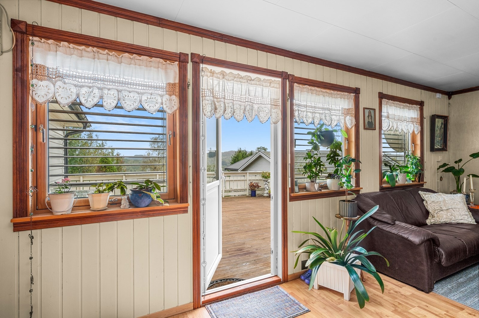 Fra stuen er det direkte utgang til terrassen som forlenger stueareaelet på sommerhalvåret. Galleribilde