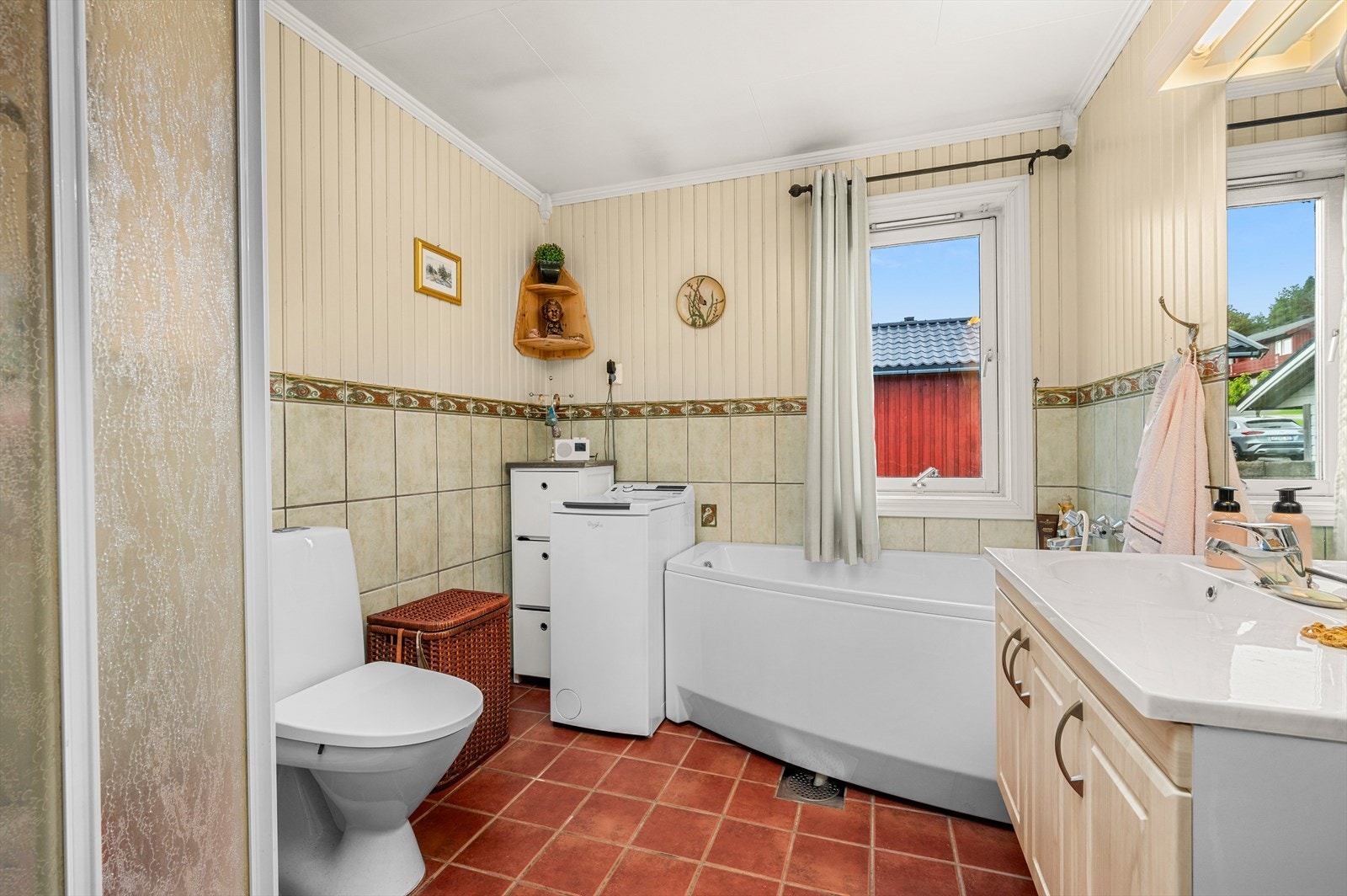 Badet er på hele 6,5 m² med badekar, dusjhjørne, toalett og god plass til øvrig innredning. Galleribilde