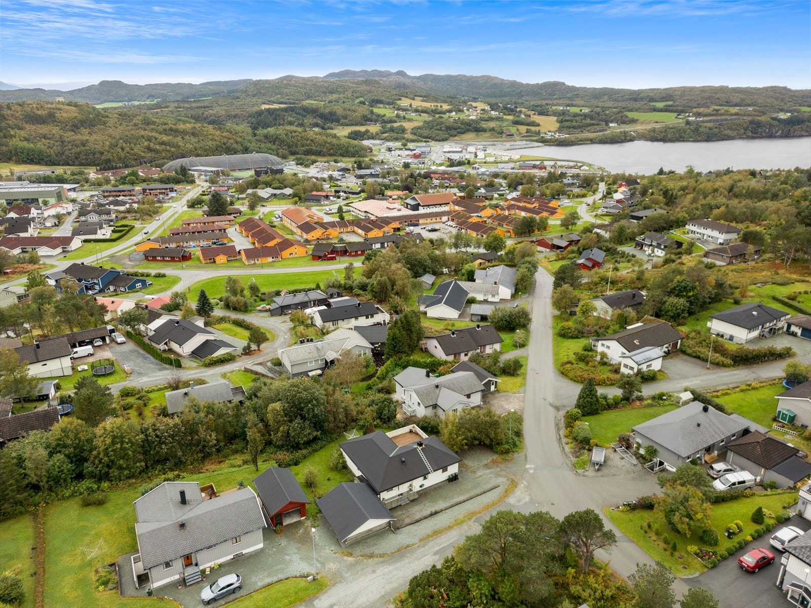 Boligen har en pent opparbeidet tomt på 862m² med gruslagt parkeringsplass. Galleribilde