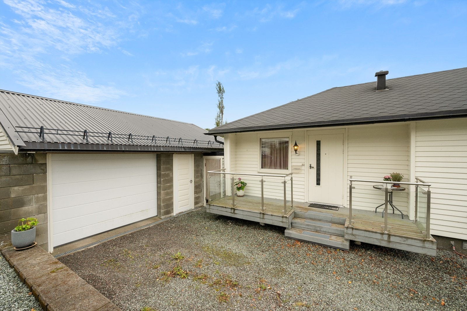 Boligen har også en egen nedgang til sokkelleiligheten som gjør at det enkelt kan opprettes en utleiedel i sokkelen. Galleribilde