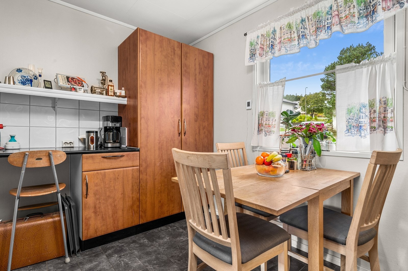 Her ligger vask og vaskemaskin i veggen mot entreen. Galleribilde