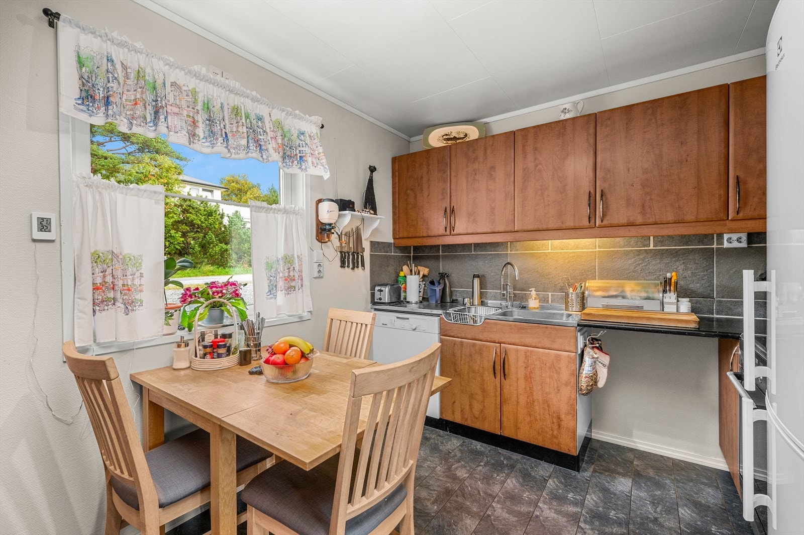 Kjøkkenet er fra byggeår, men fremstår velholdt. Galleribilde