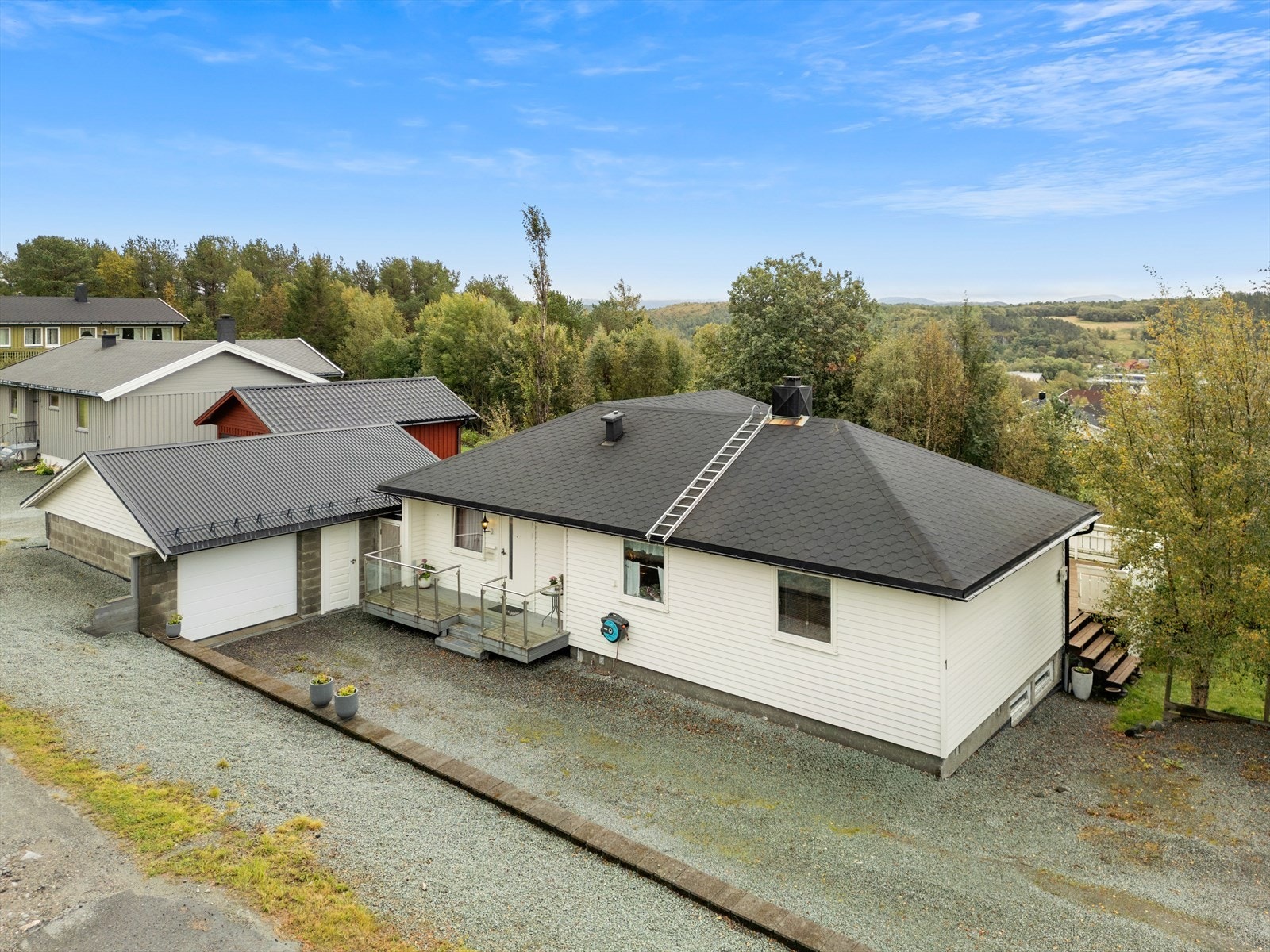 Her har man også en romslig garasje, perfekt for oppbevaring av både bil, og alt annet man trenger i hverdagen. Galleribilde